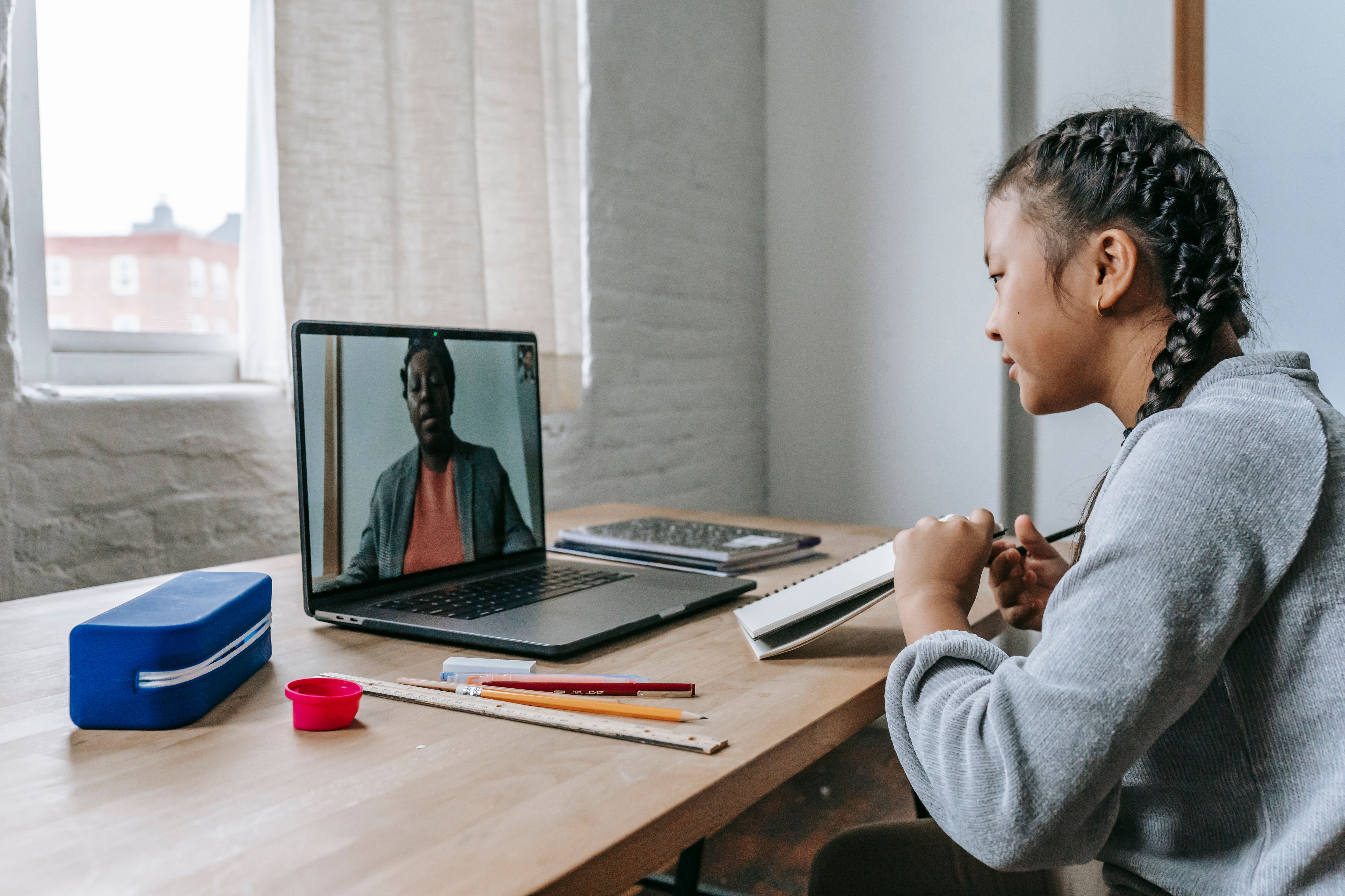 Kind volgt online doorstroomtoets voorbereiding via Zoom met begeleider groep 7